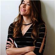 Insegnante di lettere impartisce lezioni di italiano, storia e geografia. Disponibile sia per le scuole medie che per le scuole su